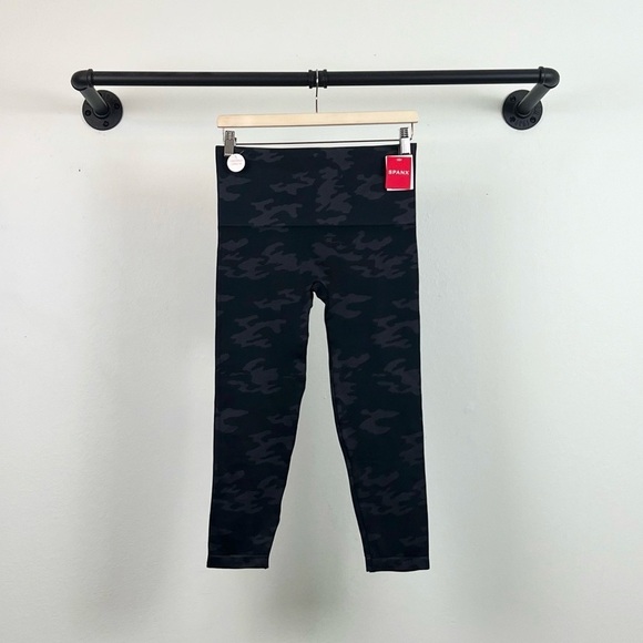 NWT Spanx Look At Me Now Camo Cropped High Waisted Leggings - Picture 6 of 10